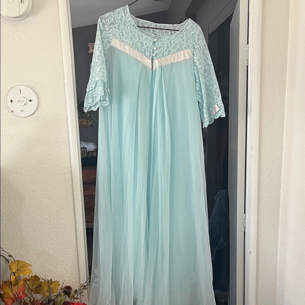 Radcliffe vintage Elegant Light Blue Lace sleep gown and robe 1950s
